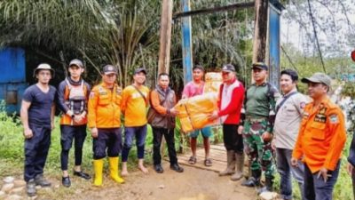 Tim Siaga Darurat Konut Serahkan Bantuan Life Jacket ke Warga Padalere Utama