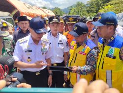 Gubernur Sultra, Terjun Langsung ke Lokasi Banjir di Sambandete, Konawe Utara
