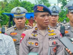 Satuan Brimob Polda Sultra Siaga 24 Jam Bantu Warga Terdampak Banjir di Sambandete