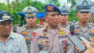 Satuan Brimob Polda Sultra Siaga 24 Jam Bantu Warga Terdampak Banjir di Sambandete